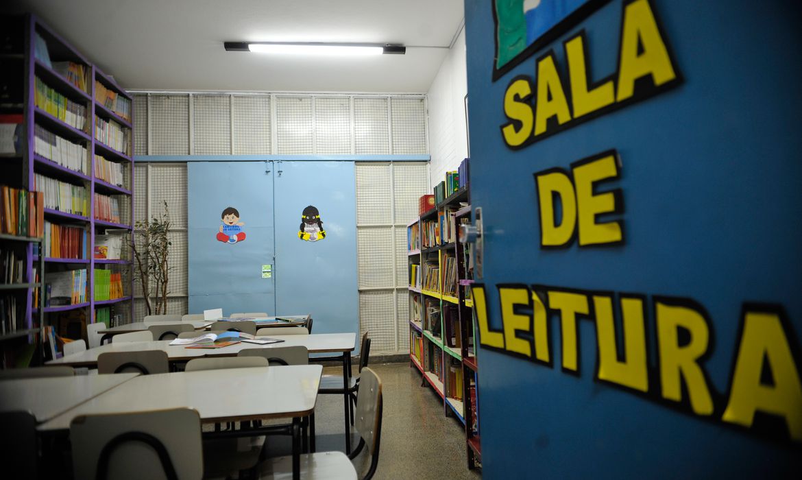 Escolas privadas temem redu��o de mensalidades durante pandemia